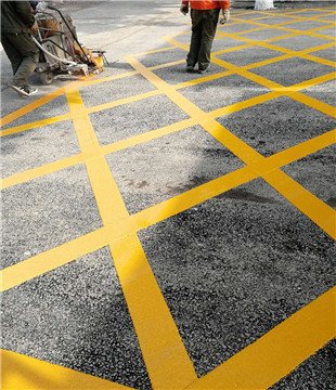 宜昌劃道路標線時，路面有裂